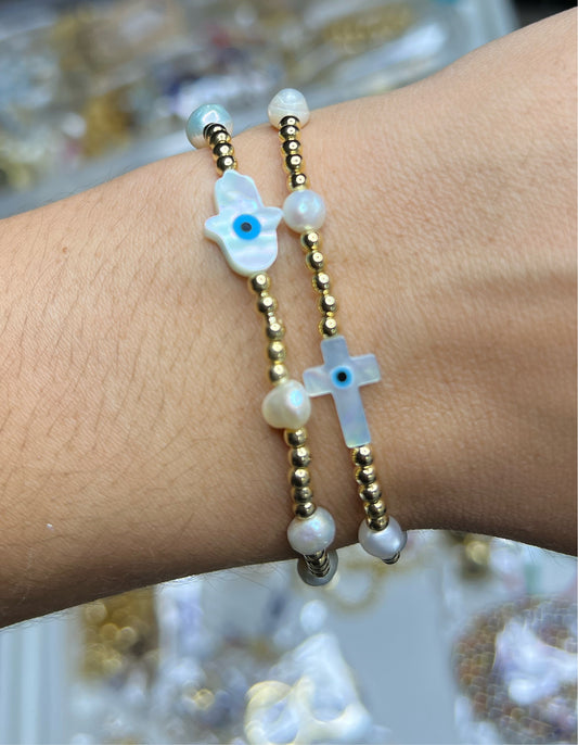 Pulsera de perlas y balines con dije de nácar