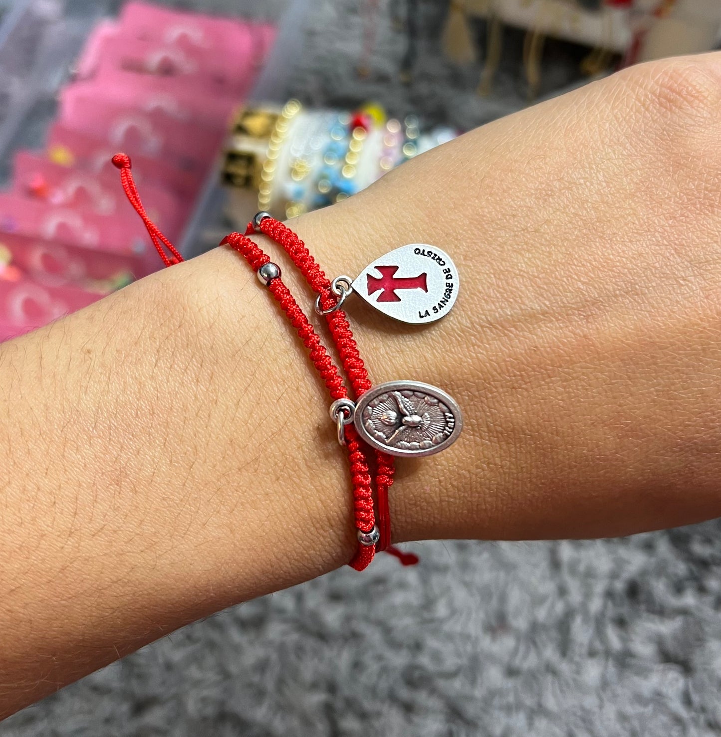 Pulsera tejida con dijes plata